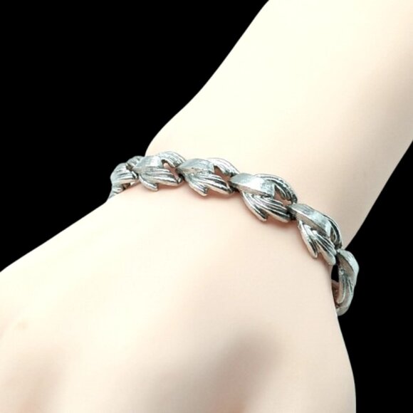 Vintage Monet Silver-Tone Textured Chain Link Bracelet with Safety Chain - Picture 15 of 16